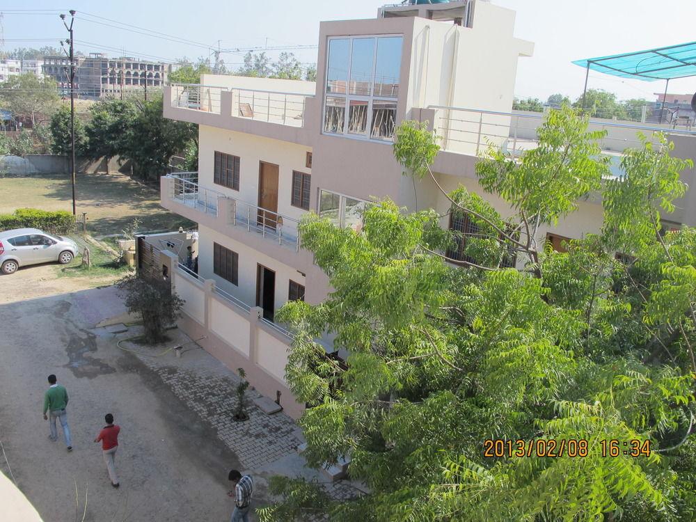Pyrenees Homestay Agra  Exterior photo
