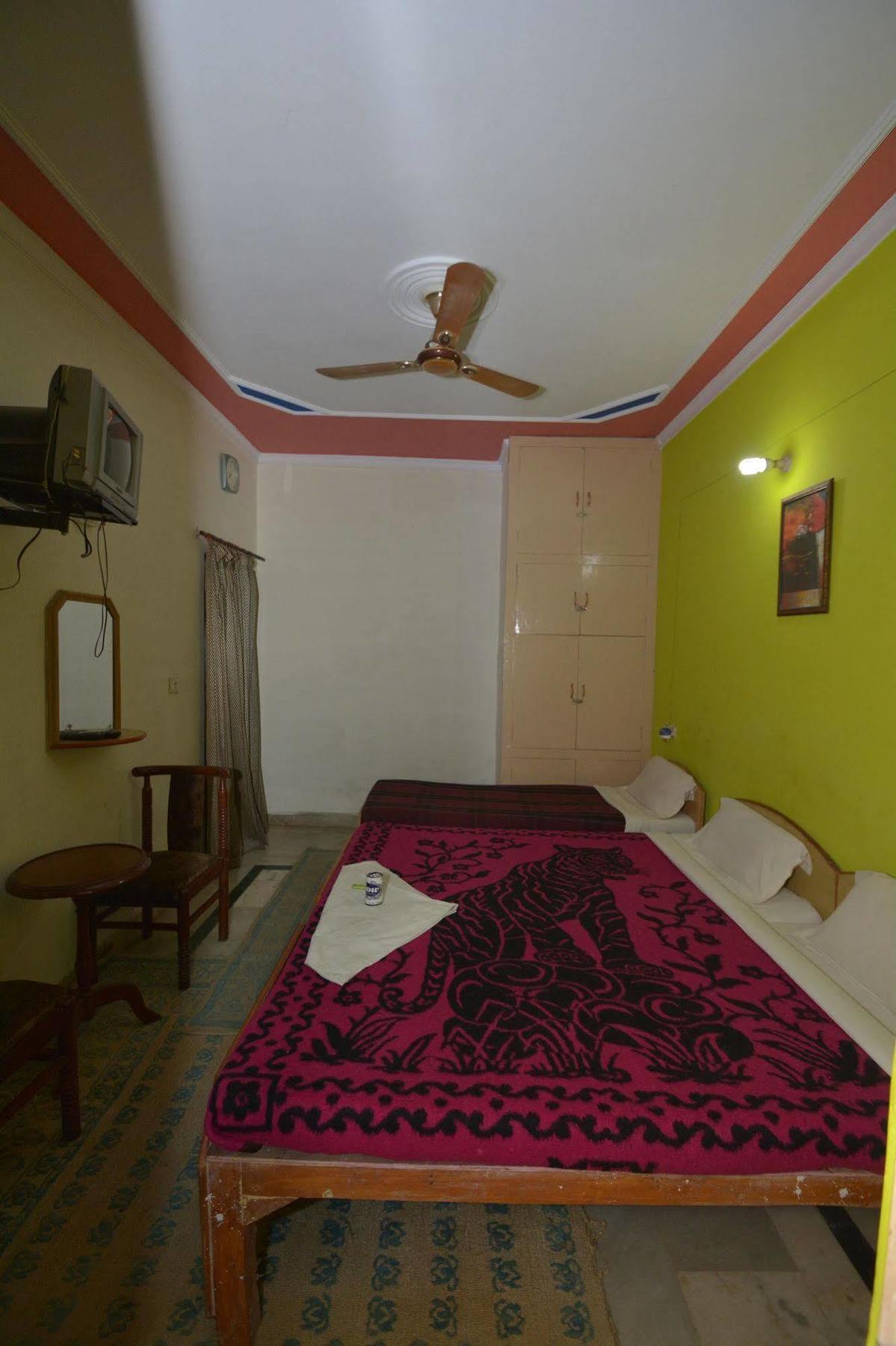 Pyrenees Homestay Agra  Exterior photo