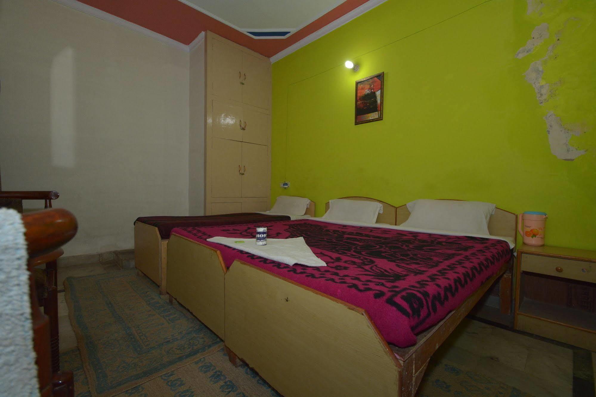 Pyrenees Homestay Agra  Exterior photo